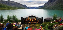 FLOTT: Bedre turistreklame er det knapt mulig  f. Vamp p scena ved Gjendeosen - med et fantastisk bakteppe. Foto: Einar Almehagen